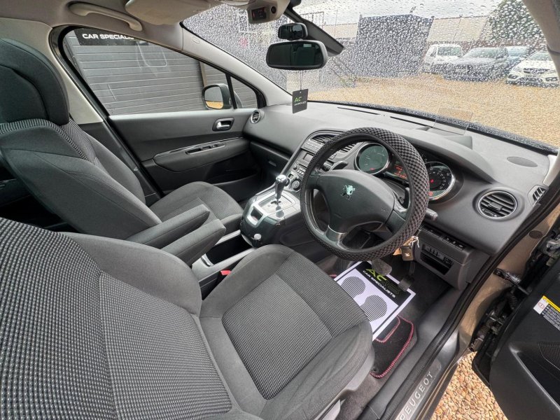 PEUGEOT 5008